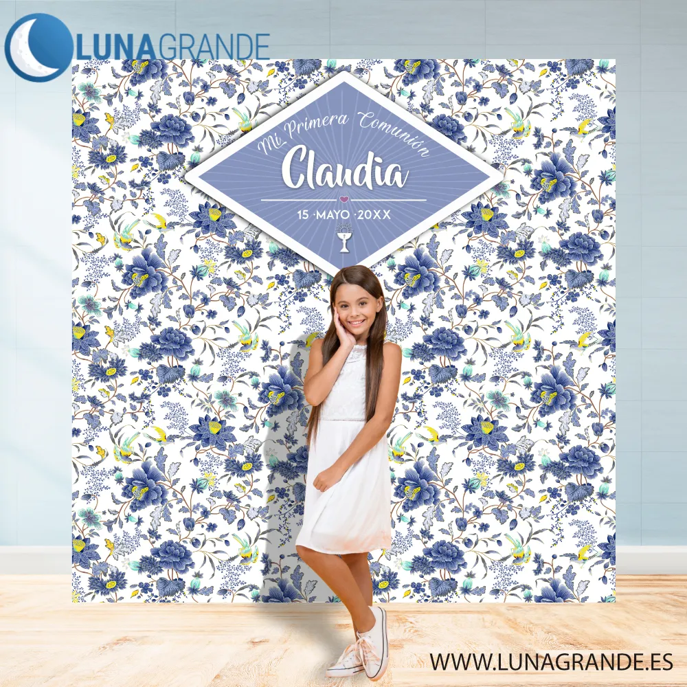 Photocall Primera Comunión Floral 4 Ejemplo de photocall floral de Comunión instalado en evento con niña posando para fotos de recuerdo.