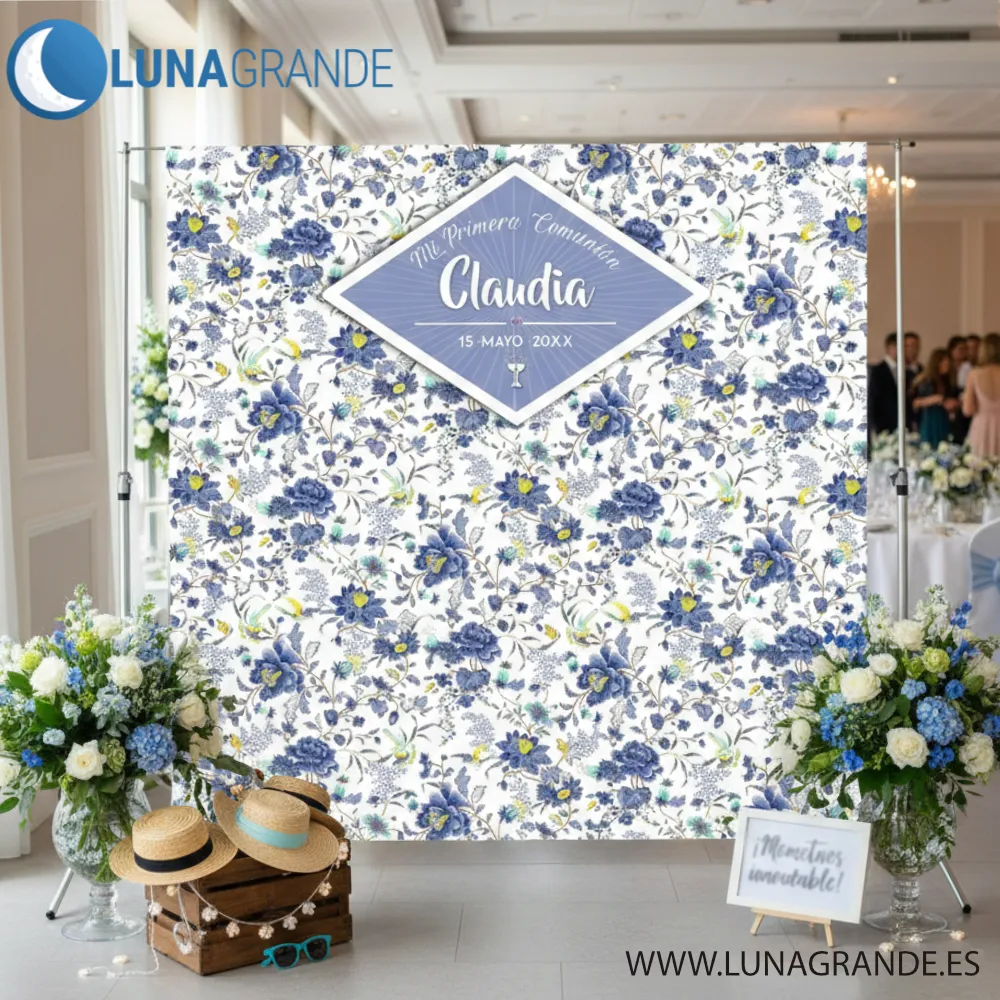 Photocall Primera Comunión Floral 2 Photocall de Primera Comunión con diseño de flores azules y malvas personalizado con nombre y fecha.