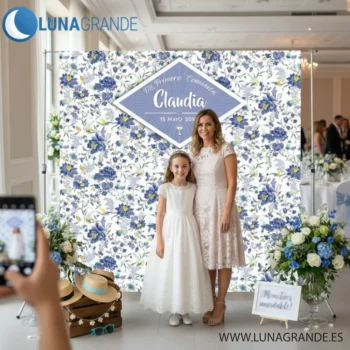 Ejemplo de photocall floral de Comunión instalado en evento con madre e hija posando para fotos de recuerdo.