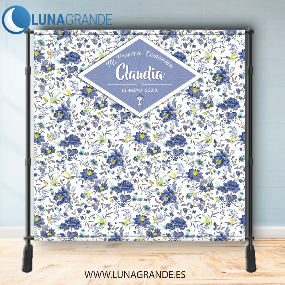 Photocall Primera Comunión Floral 5 Photocall de Primera Comunión con diseño de flores azules y malvas personalizado con nombre y fecha.