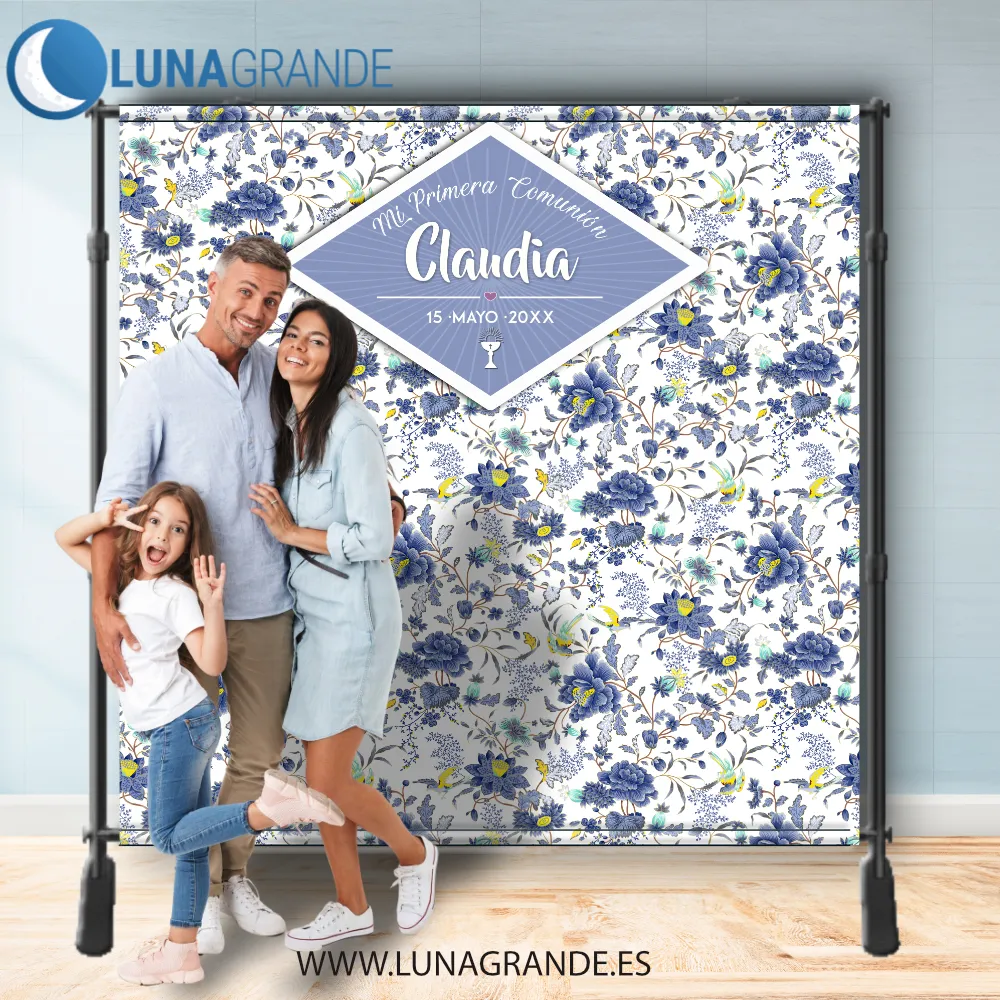 Photocall Primera Comunión Floral 3 Ejemplo de photocall floral de Comunión instalado en evento con padre, madre e hija posando para fotos de recuerdo.