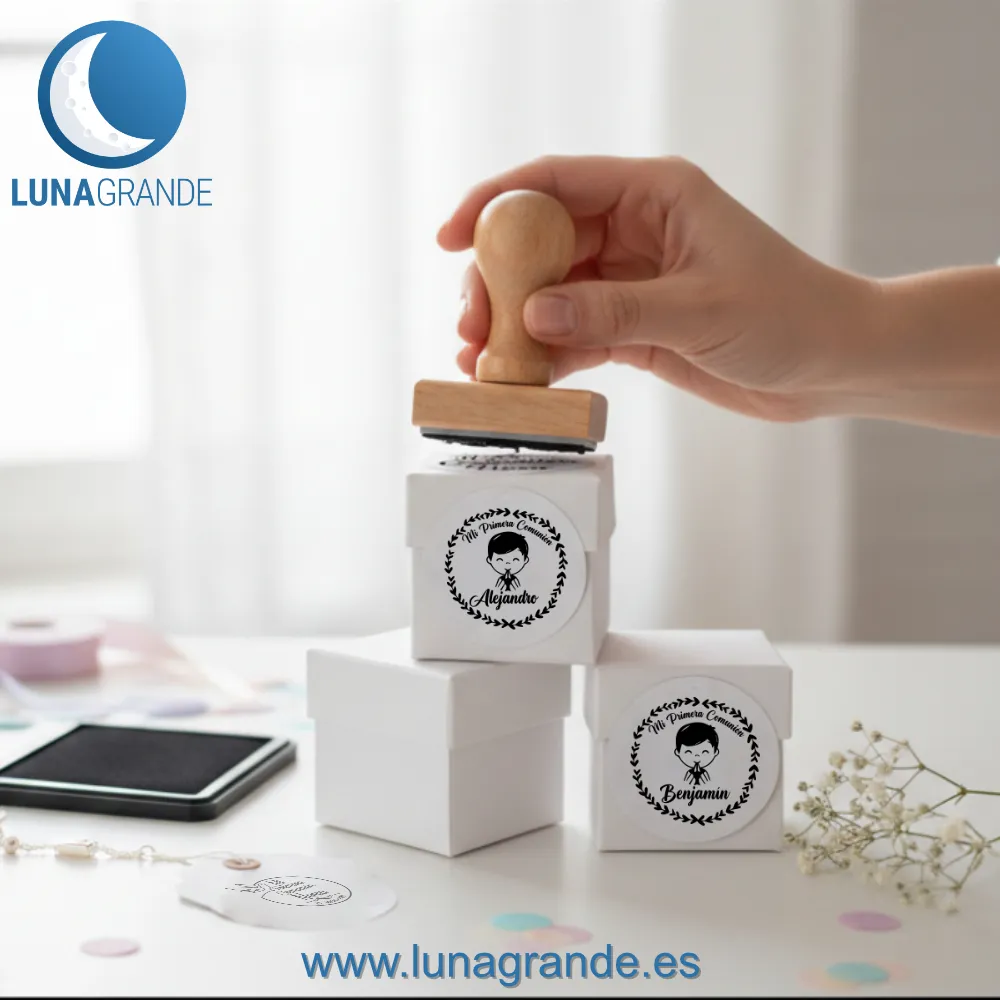 Sello de Goma Personalizado Mi Primera Comunión Niño: Diseño Laureles y Niño Rezo 3 Sellos de caucho y madera Primera Comunión Niño